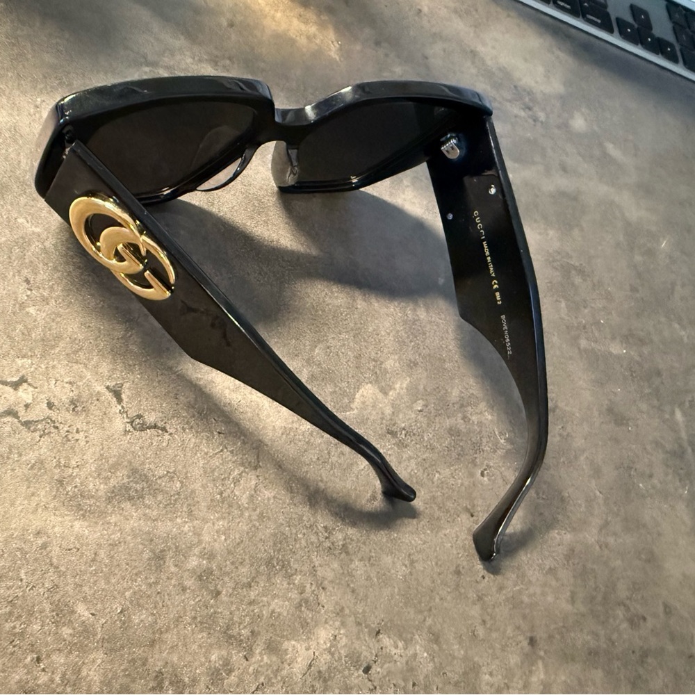 Gucci Black Sunglasses with Gold Logo GG0956S - Picture 8 of 9
